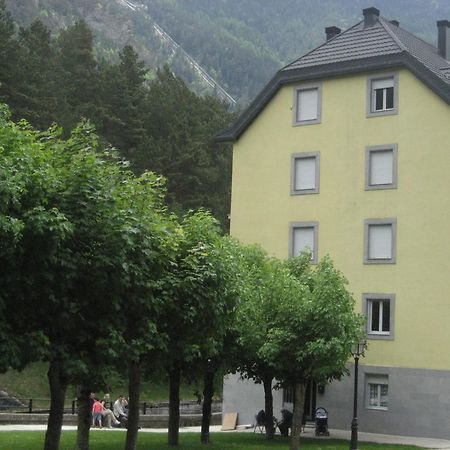 Albergue Turistico Rio Aragon Canfranc Bagian luar foto