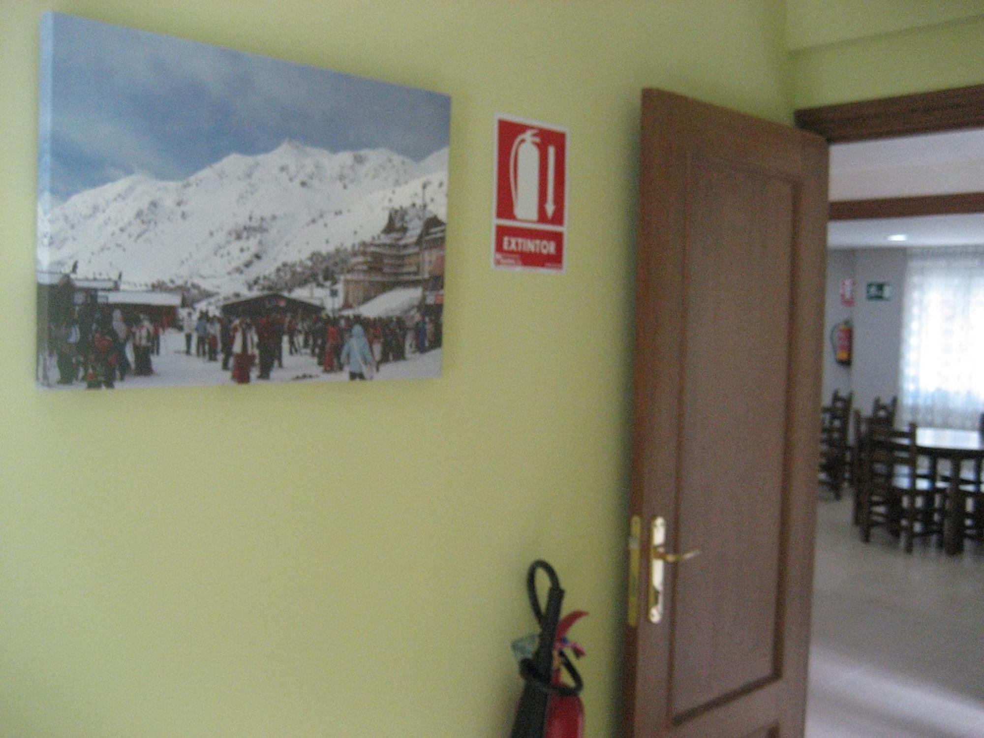 Albergue Turistico Rio Aragon Canfranc Bagian luar foto