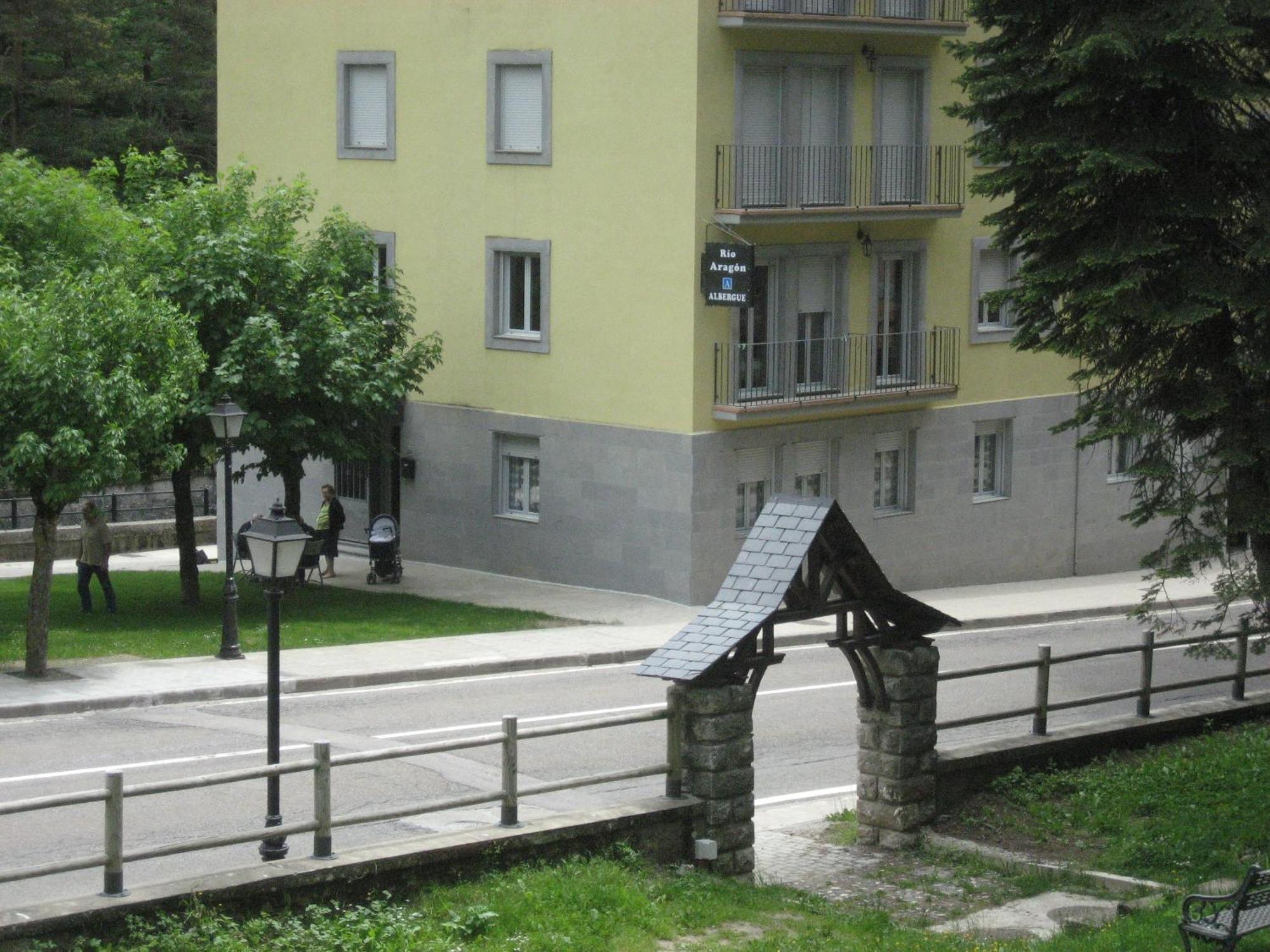 Albergue Turistico Rio Aragon Canfranc Bagian luar foto