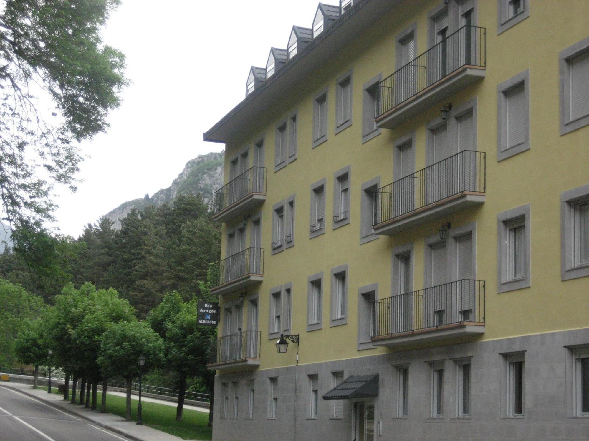 Albergue Turistico Rio Aragon Canfranc Bagian luar foto