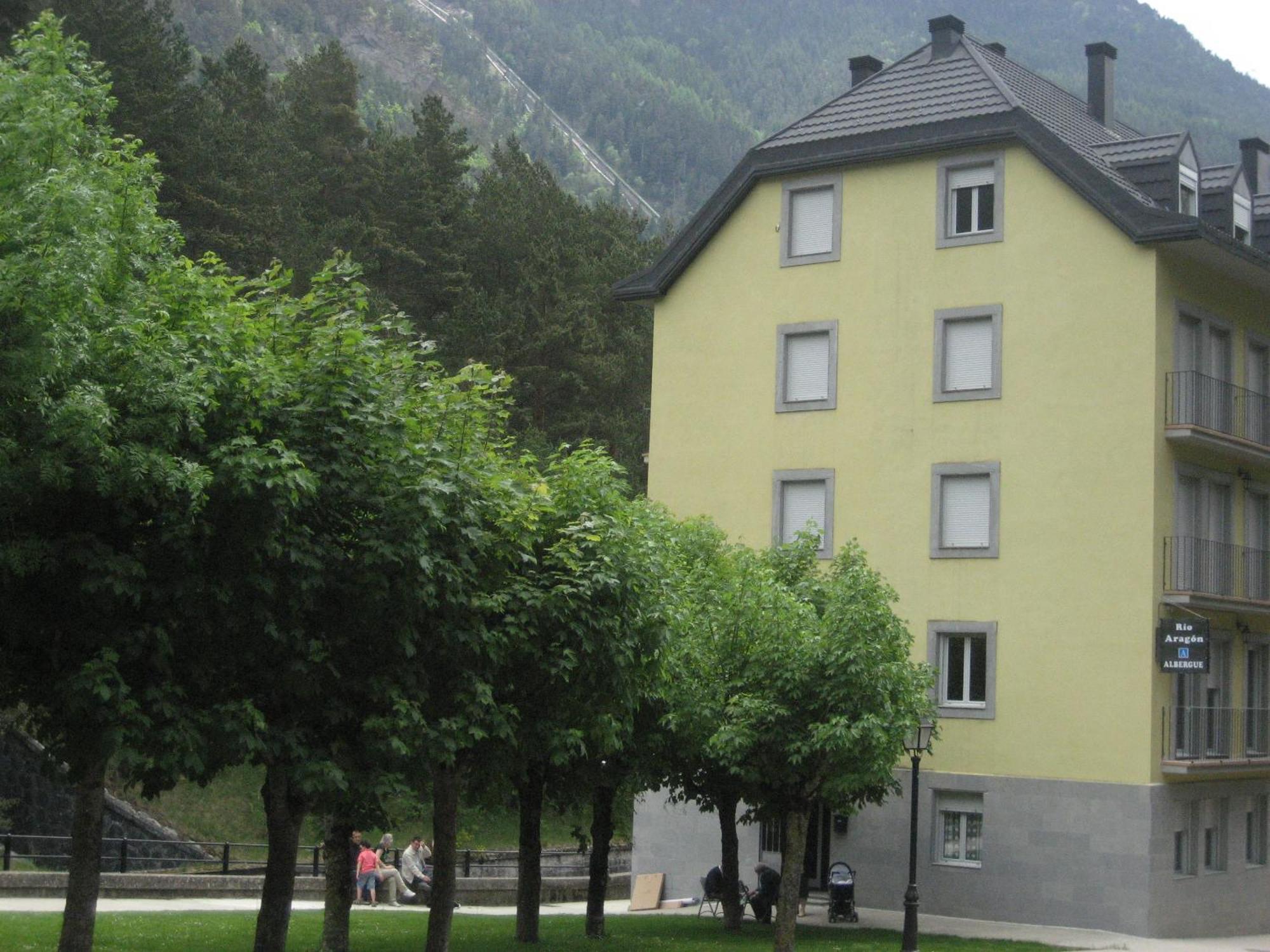 Albergue Turistico Rio Aragon Canfranc Bagian luar foto